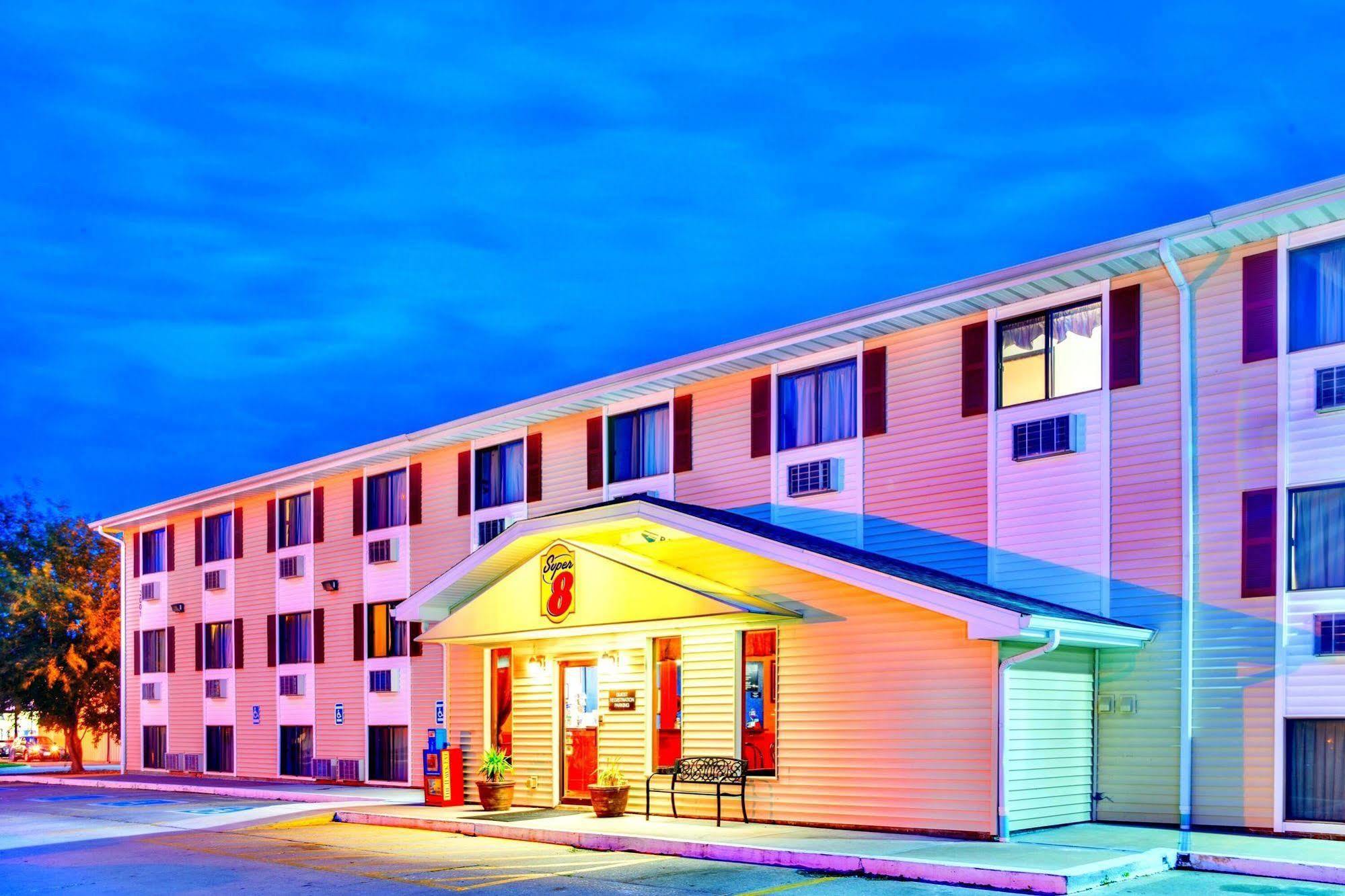 Super 8 By Wyndham Burlington Hotel Exterior foto